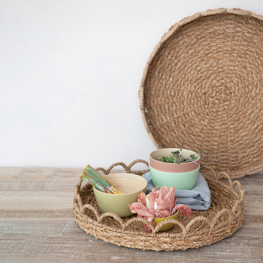 WOVEN SEAGRASS SCALLOPED TRAY
